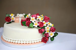 White bridal cake with fresh flowers